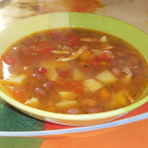 Суп с фасолью и лапшой в тарелке