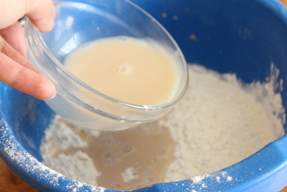 Тесто для пампушек к борщу - дрожжи и сахар добавляем в муку