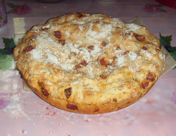 Ленивый пирог с колбасой и сыром