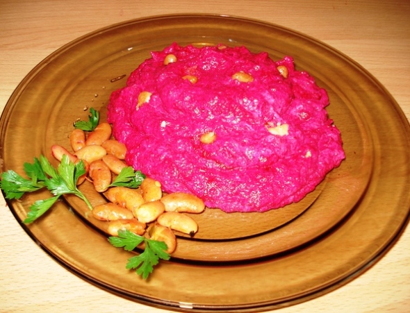 Салат из свеклы и адыгейского сыра - итоговое фото