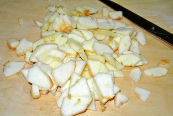 Пирог с яблоками и заварным кремом, шаг 6 - нарезаем яблоки