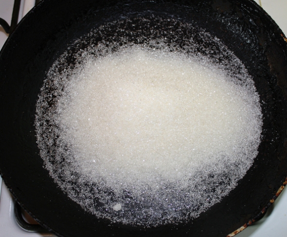 Шаг 1 - прогреваем сахар на сковороде