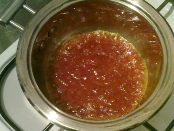 Шаг 3 - добавляем томатную пасту