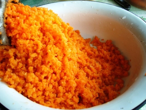 Болгарский перец, фаршированный морковью: шаг 1 - морковь измельчаем
