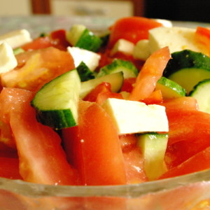 Салат с брынзой, помидорами и огурцами