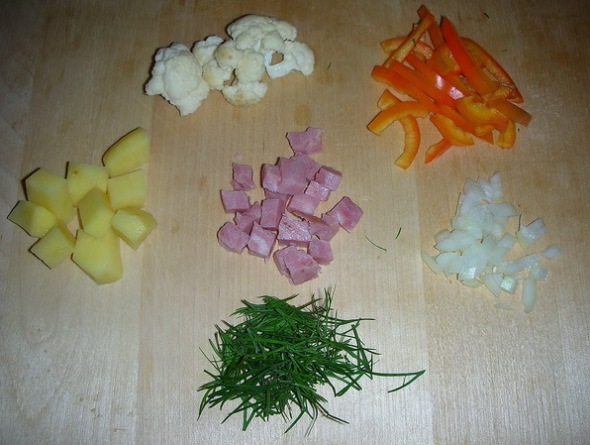 Нарезаем овощи, зелень и колбасу