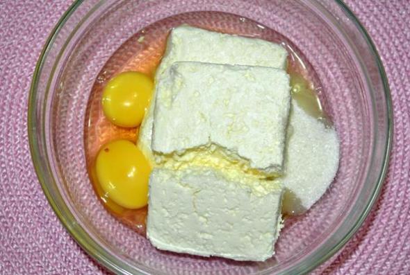 Шаг 1 - смешиваем творог, сахар, яйца