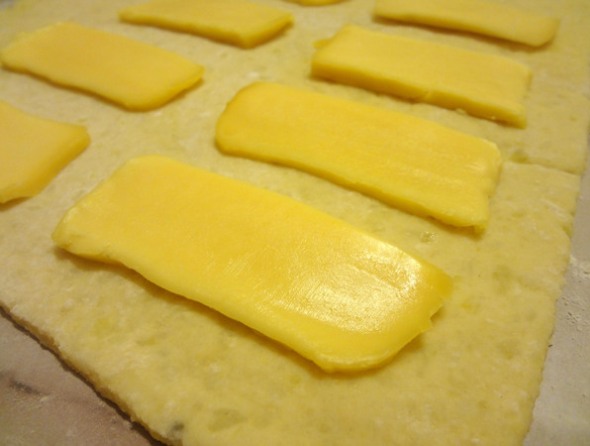 Шаг 7 - на тесто выложить сыр