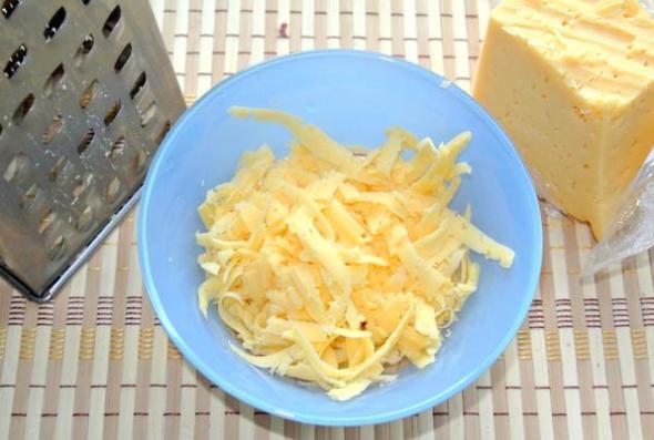Шаг 2 - натираем сыр
