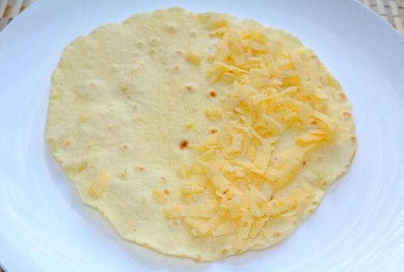 Шаг 4 половину тортильи обсыпаем сыром