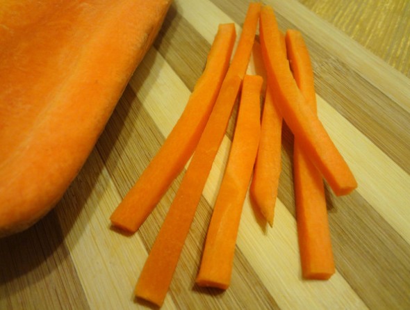 Шаг 3 - нарежьте морковь