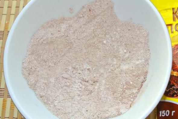 Шаг 7 - соединяем миндальную муку, сахарную пудру и какао 