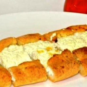 Турецкая лепешка пиде с творогом и сыром