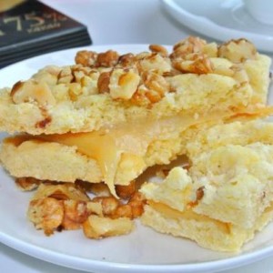 Рассыпчатое печенье со сгущенкой, обсыпанное орехами