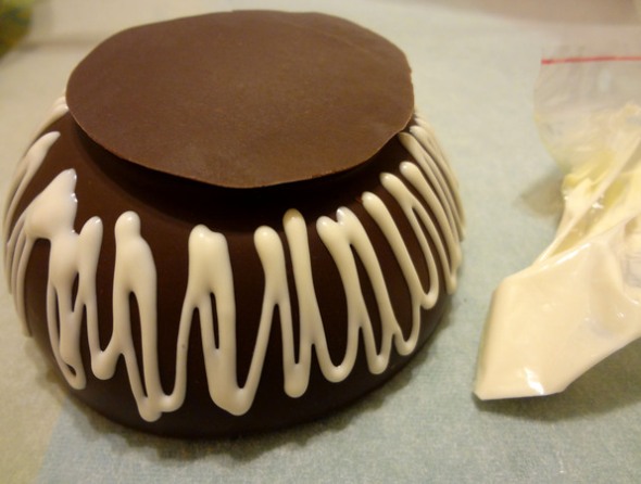 Шаг 9 - рисуем шоколадом белые узоры