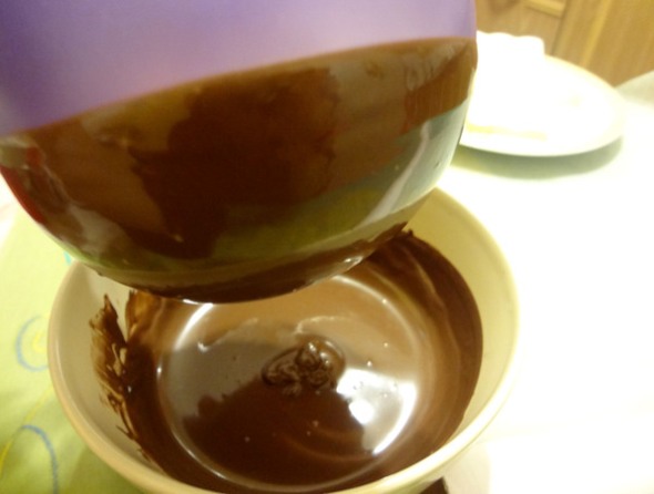 Шаг 3 - опустите шар в емкость с шоколадом