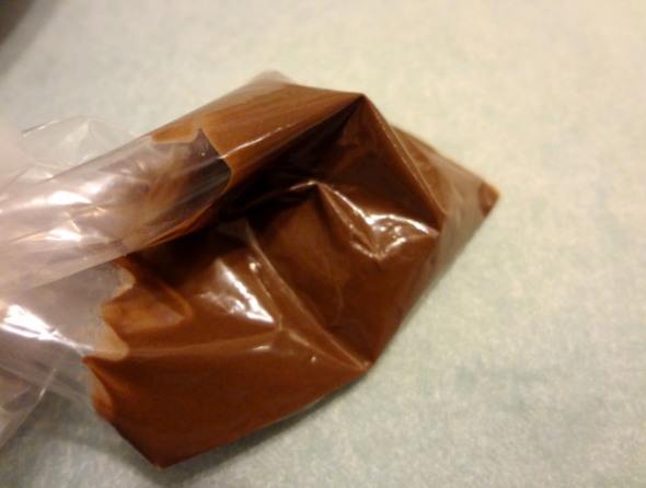 Шаг 5 - шоколадную массу поместите в полиэтиленовый пакет