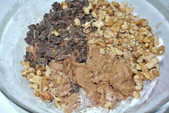 Шаг 5 - добавляем орехи и шоколад