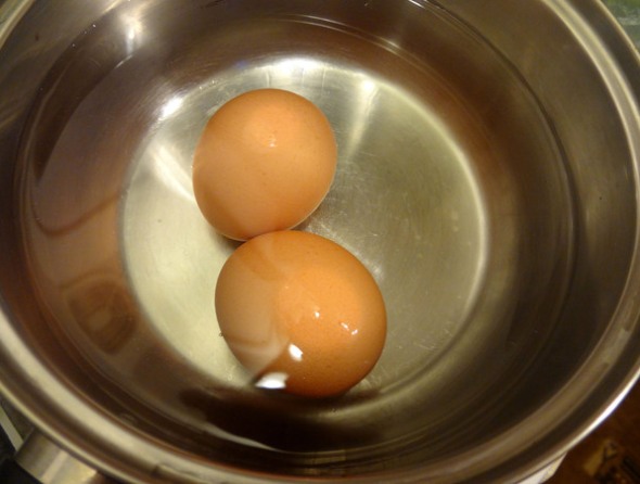 Шаг 1 - отварите яйца