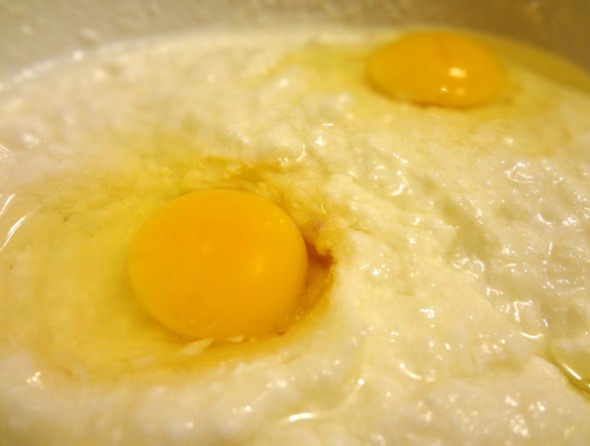 Шаг 5 - добавьте сливки и яйца