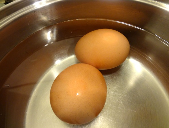 Шаг 1 - отварите яйца 