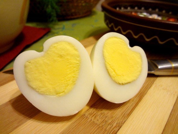Шаг 6 - разрежьте яйцо пополам