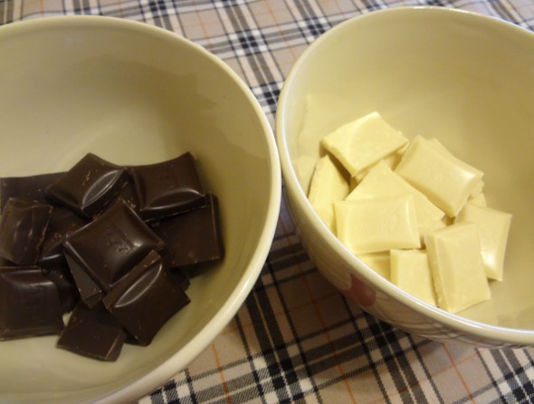 Шаг 1 - наломайте шоколад