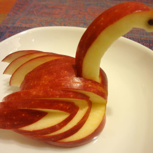 Украшение стола из яблок - лебедь