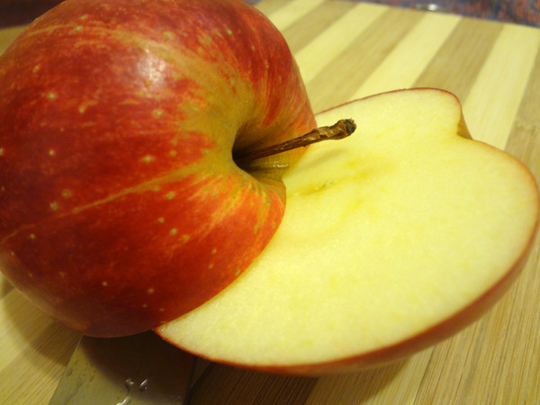 Шаг 1 - разрежьте яблоко