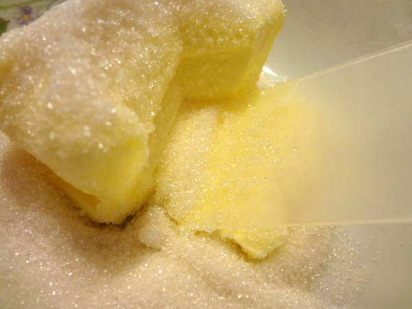 Шаг 1 - растираем сливочное масло с сахаром