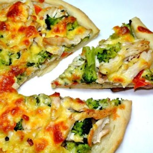 Пицца с куриным филе и овощами