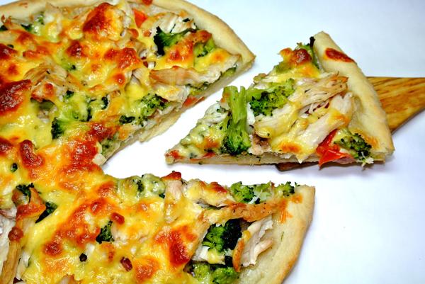 Пицца с куриным филе и овощами