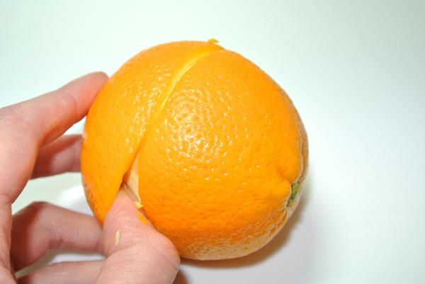 Шаг 1 - надрезаем апельсины
