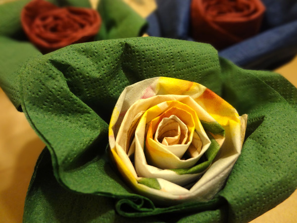 Роза из салфеток желтого и зеленого цвета