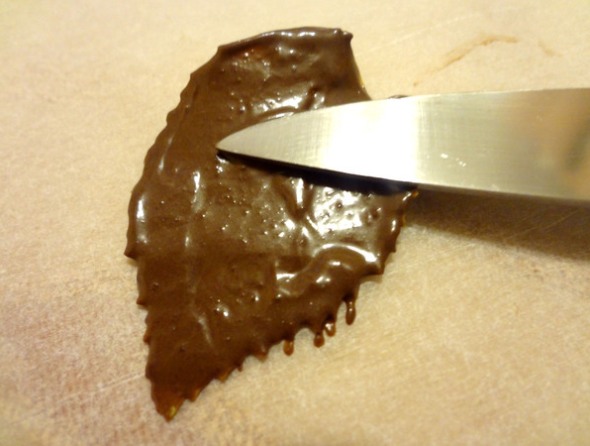 Шаг 3 - выровняйте шоколад ножом