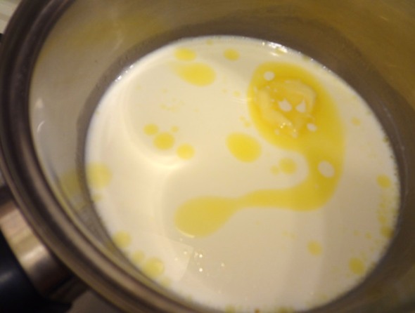 Шаг 2 - масло, молоко и ваниль доведите до кипения