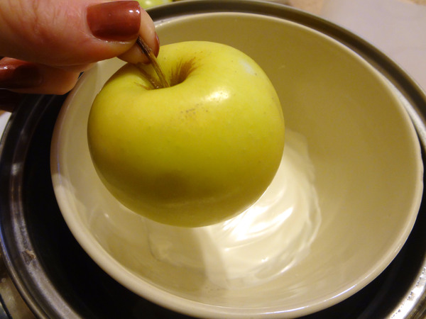 Шаг 4 - опустите яблоко в шоколад