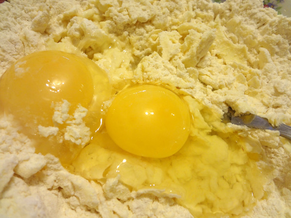 Шаг 2 - добавьте яйца