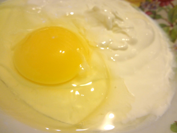 Шаг 7 - смешайте сметану с яйцом