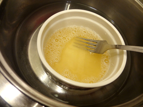 Шаг 2 - поместите желатин на водяную баню