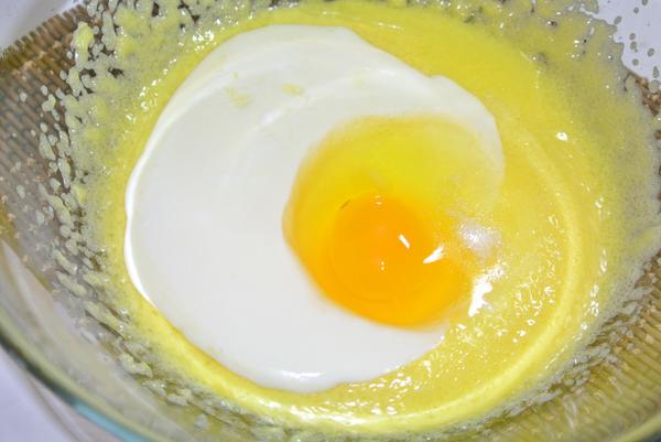 Шаг 2 - добавьте яйцо, сметану, соду