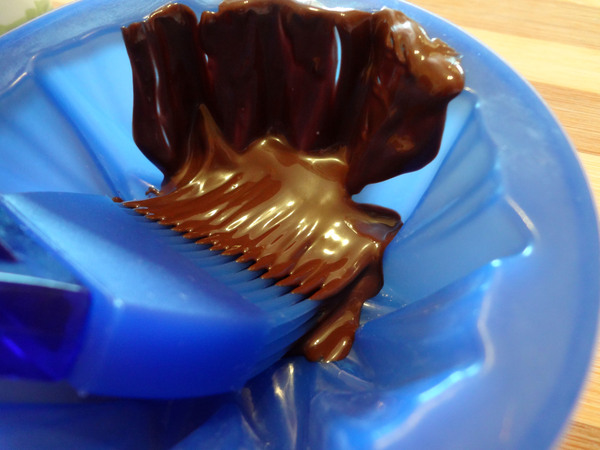 Шаг 2 - обмажьте формочки шоколадом