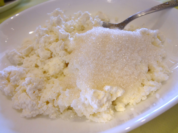 Шаг 4 - соедините сахар, ваниль, творог