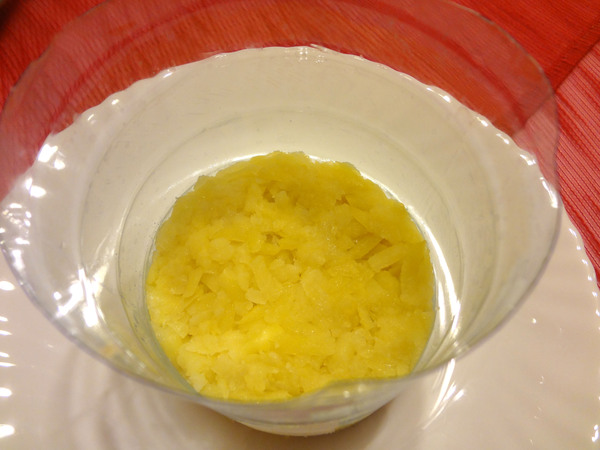 Салат Нарциссы - шаг 1 - выложите картофель и смажьте майонезом