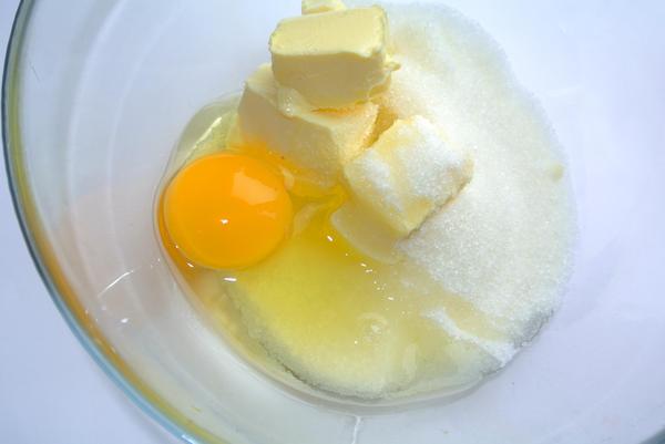 Ореховые палочки шаг 2 - смешайте сахар, масло, яйцо