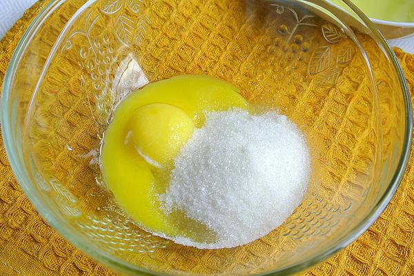 Приготовление семифредо шаг 1 - яичный желток, сахар и ванилин смешать