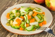 Салат с яблоками и овощами