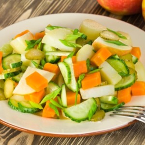 Салат с яблоками и овощами