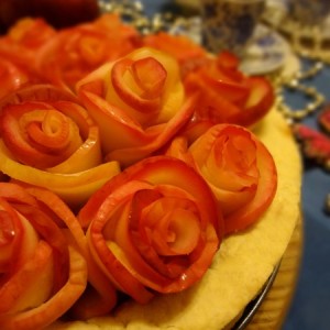 Пирог с яблочными розами