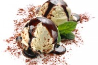 Мороженое тирамису с шоколадной заливкой